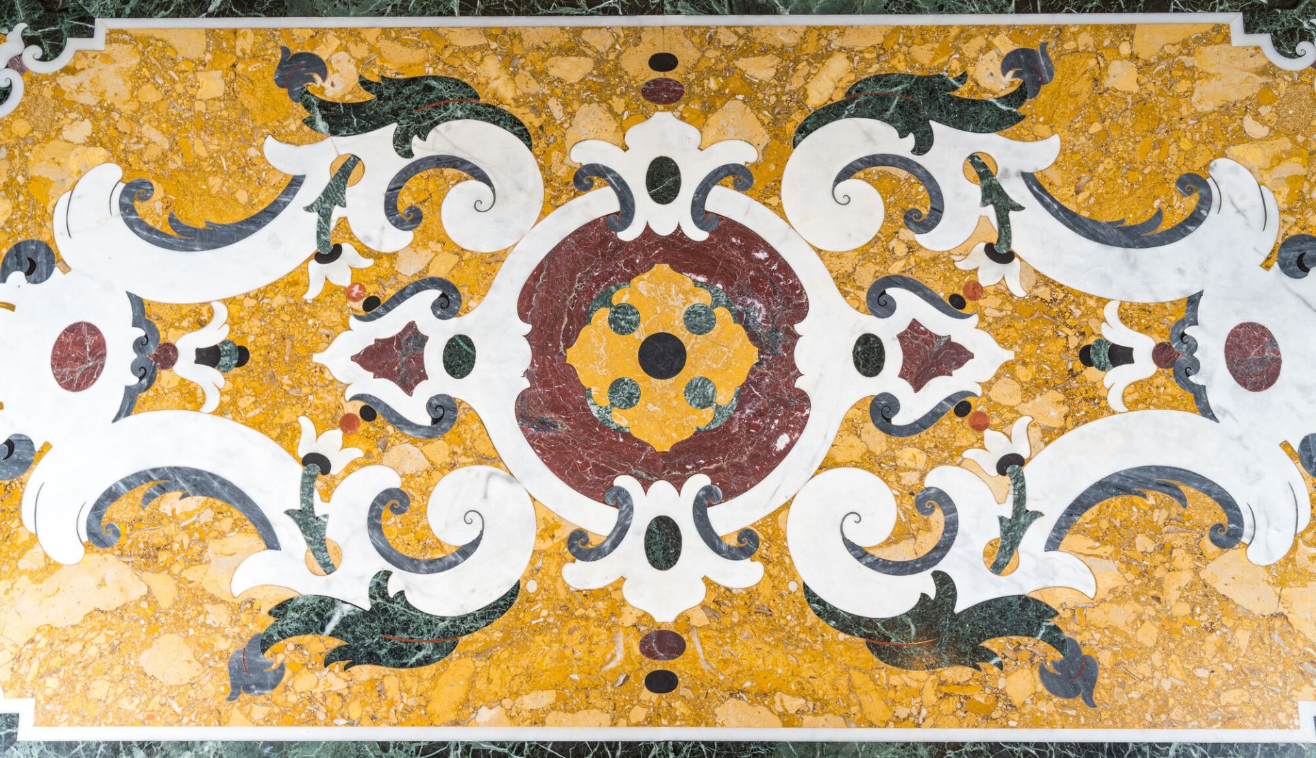 An Italian pietra dura table top, 19/20th C. - Image 2 of 4