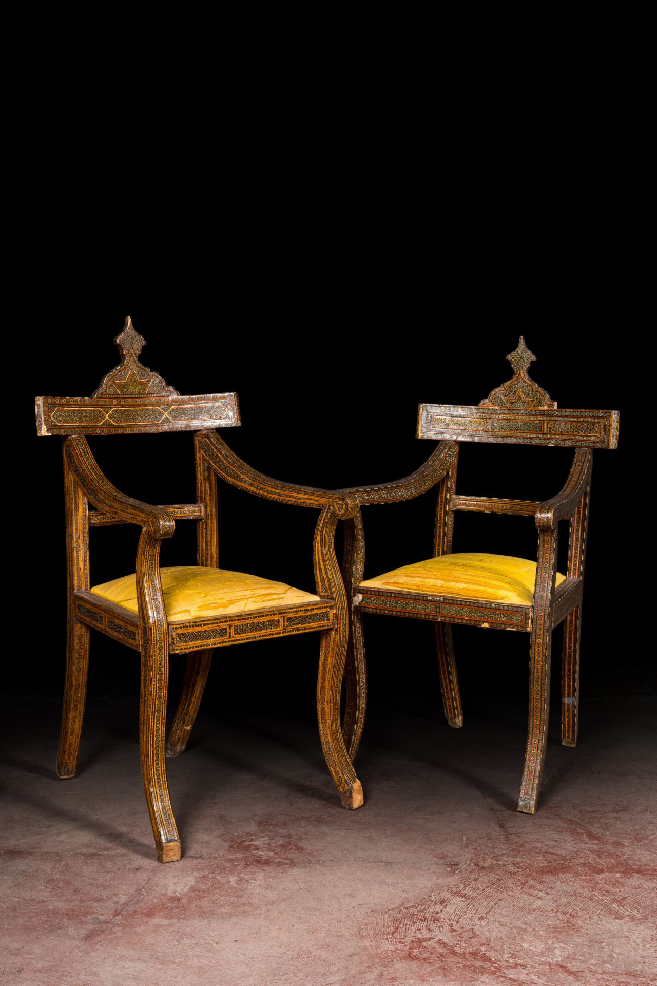 A pair of North African bone-inlaid wooden chairs with silk upholstery, 19th C - Bild 2 aus 4