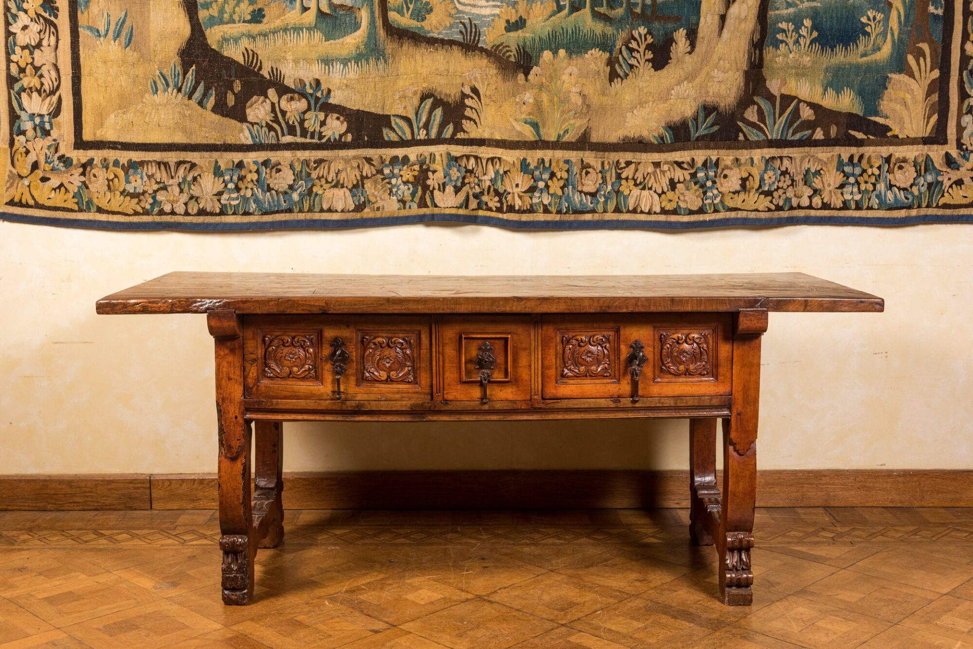 A Spanish walnut table with three drawers, 17th C. - Bild 2 aus 4