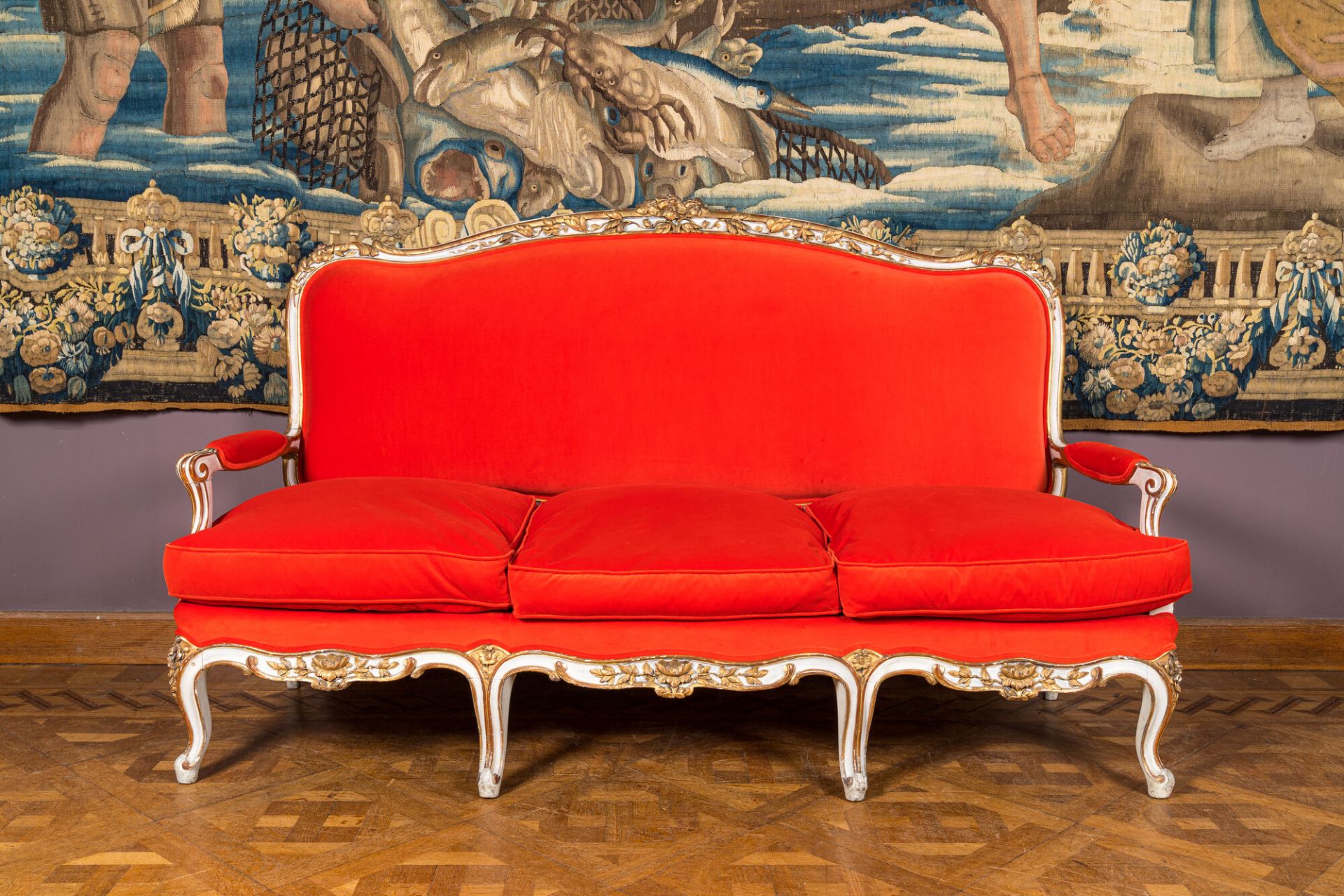 A partly gilt wooden sofa and four armchairs with red velvet upholstery, 18/19th C. - Bild 2 aus 7