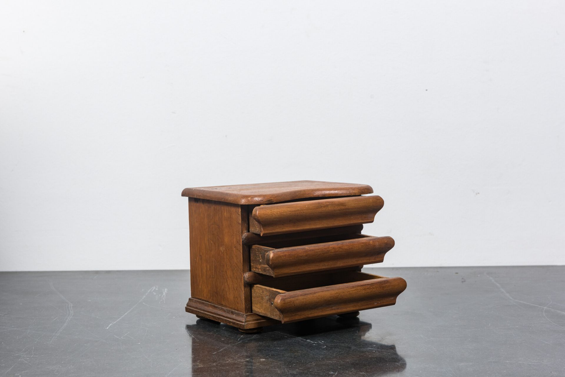 Two wooden miniature commodes, 20th C. - Bild 4 aus 4