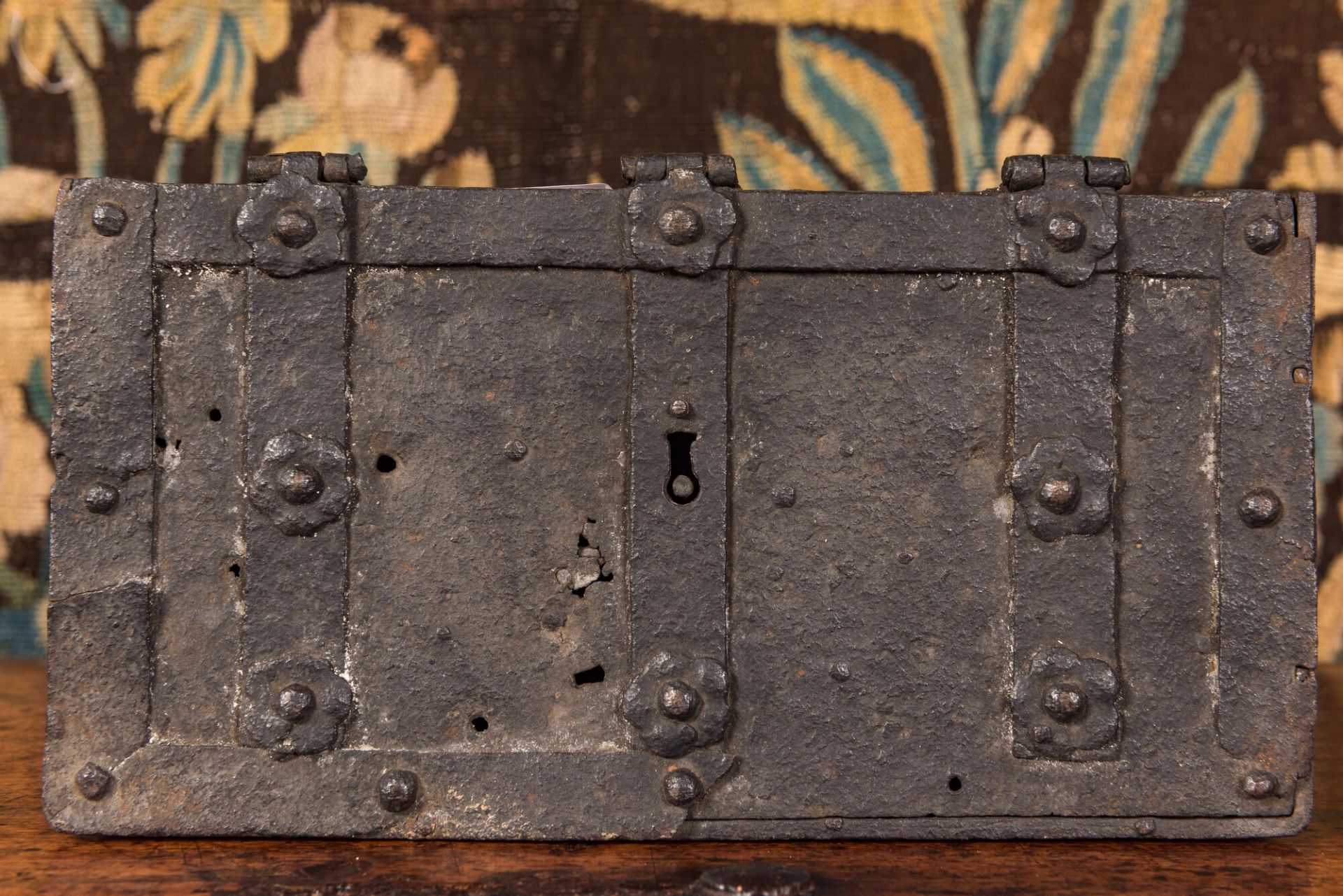 A wrought iron money box or strongbox, 16/17th C. - Image 4 of 5