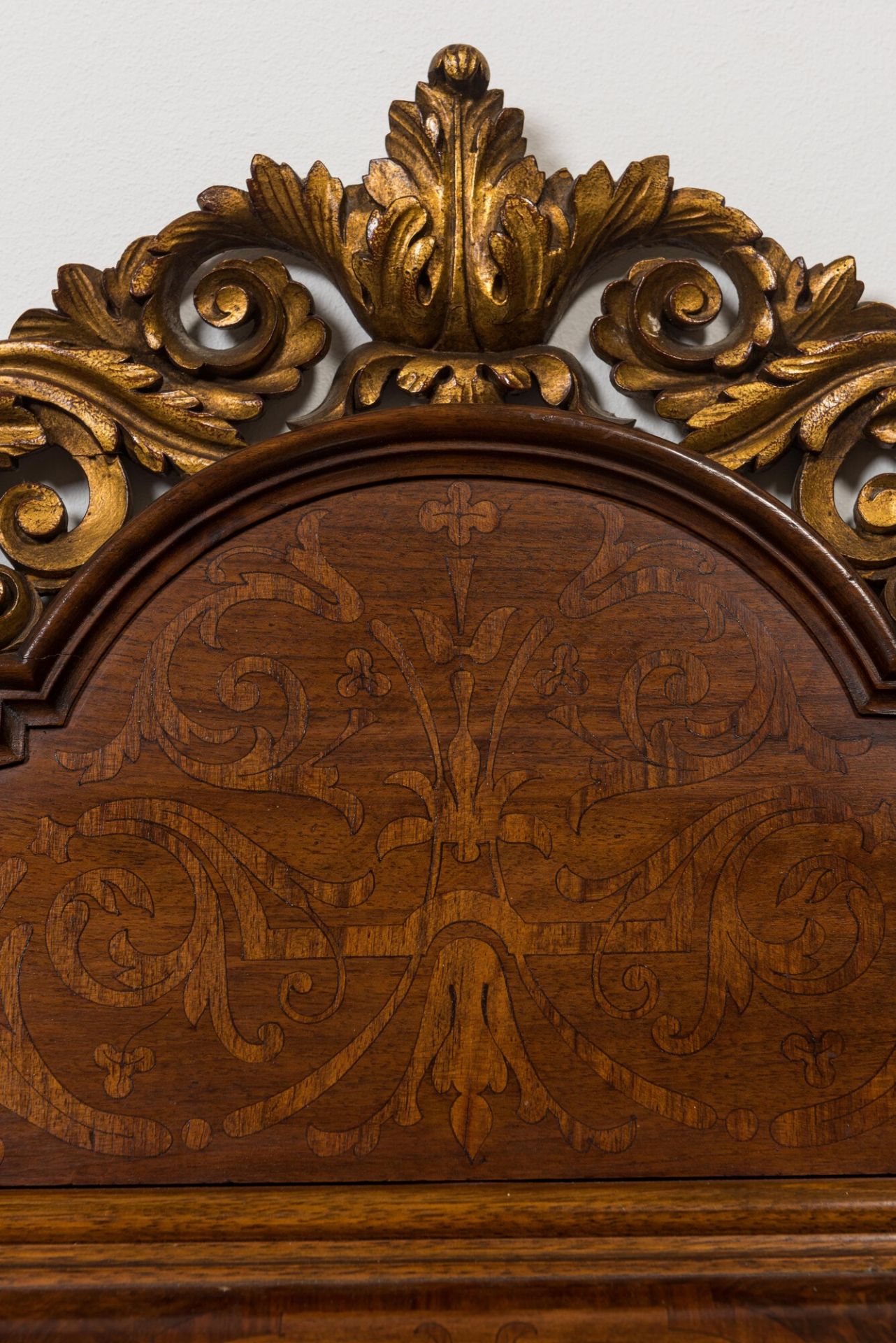 A wooden marquetry mirror with gilt wooden ornamental crown, 19th C. - Bild 2 aus 4
