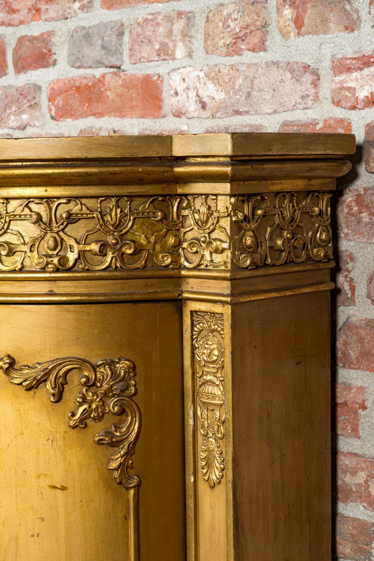 A pair of gilt wooden Empire style demi-lune cabinets, ca. 1900 - Bild 3 aus 4