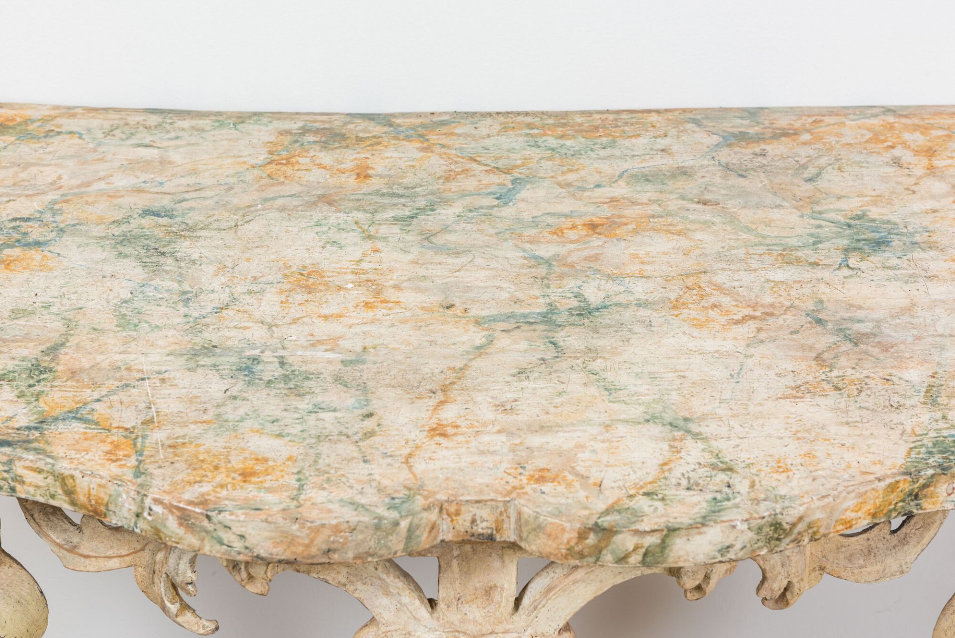 An Italian faux marbre scagliola console, 18th C. - Bild 3 aus 3