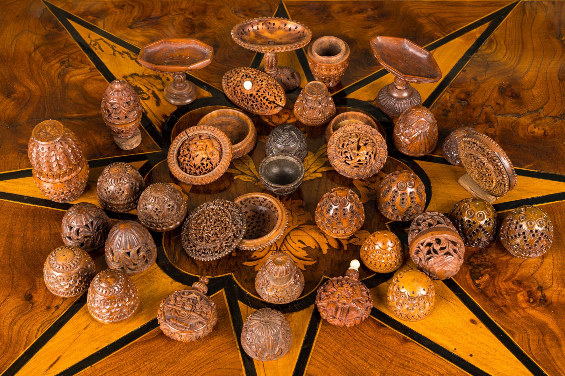 Twenty-two corozo wooden tobacco boxes and containers, France, 18/19th C. - Bild 2 aus 2