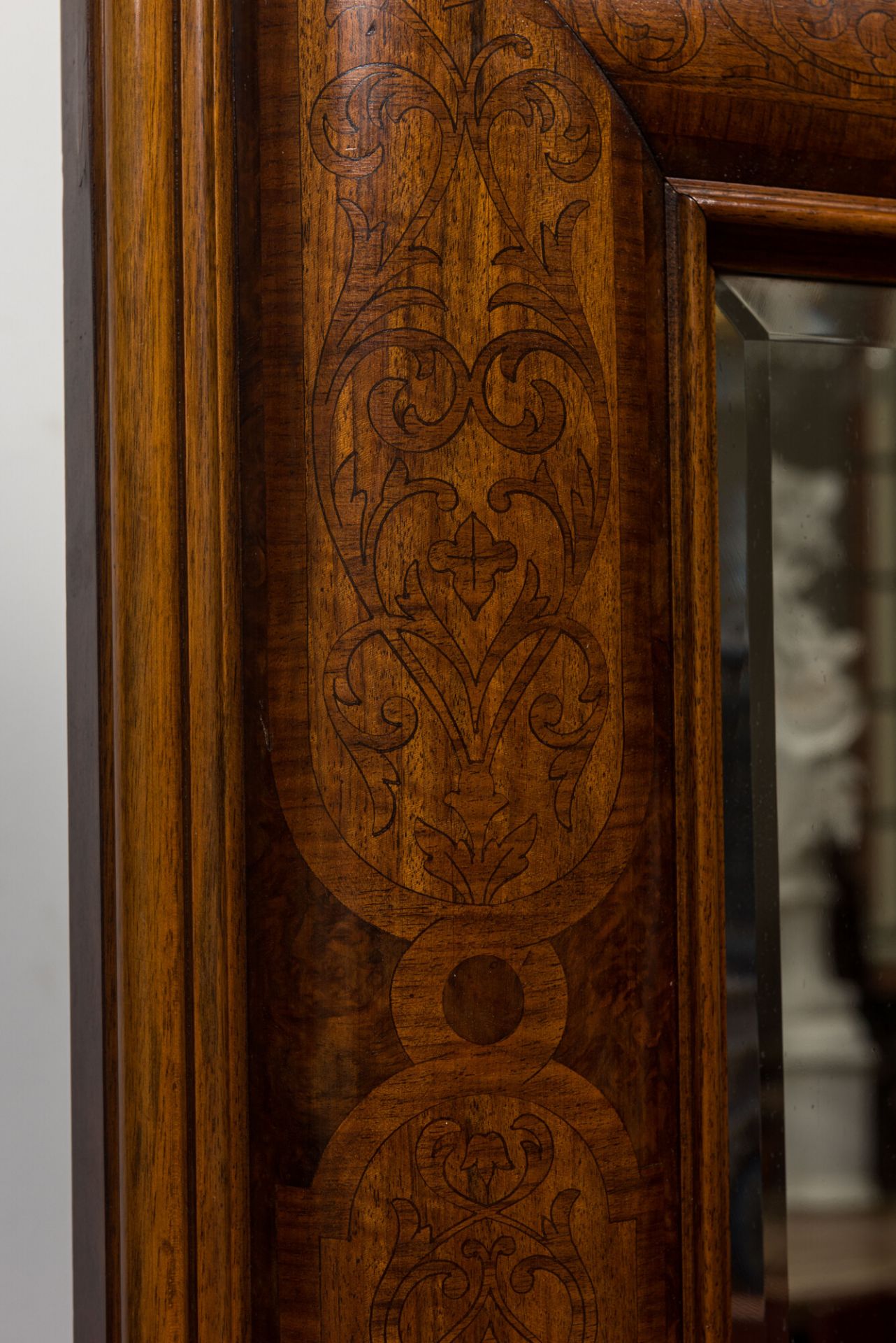 A wooden marquetry mirror with gilt wooden ornamental crown, 19th C. - Bild 3 aus 4