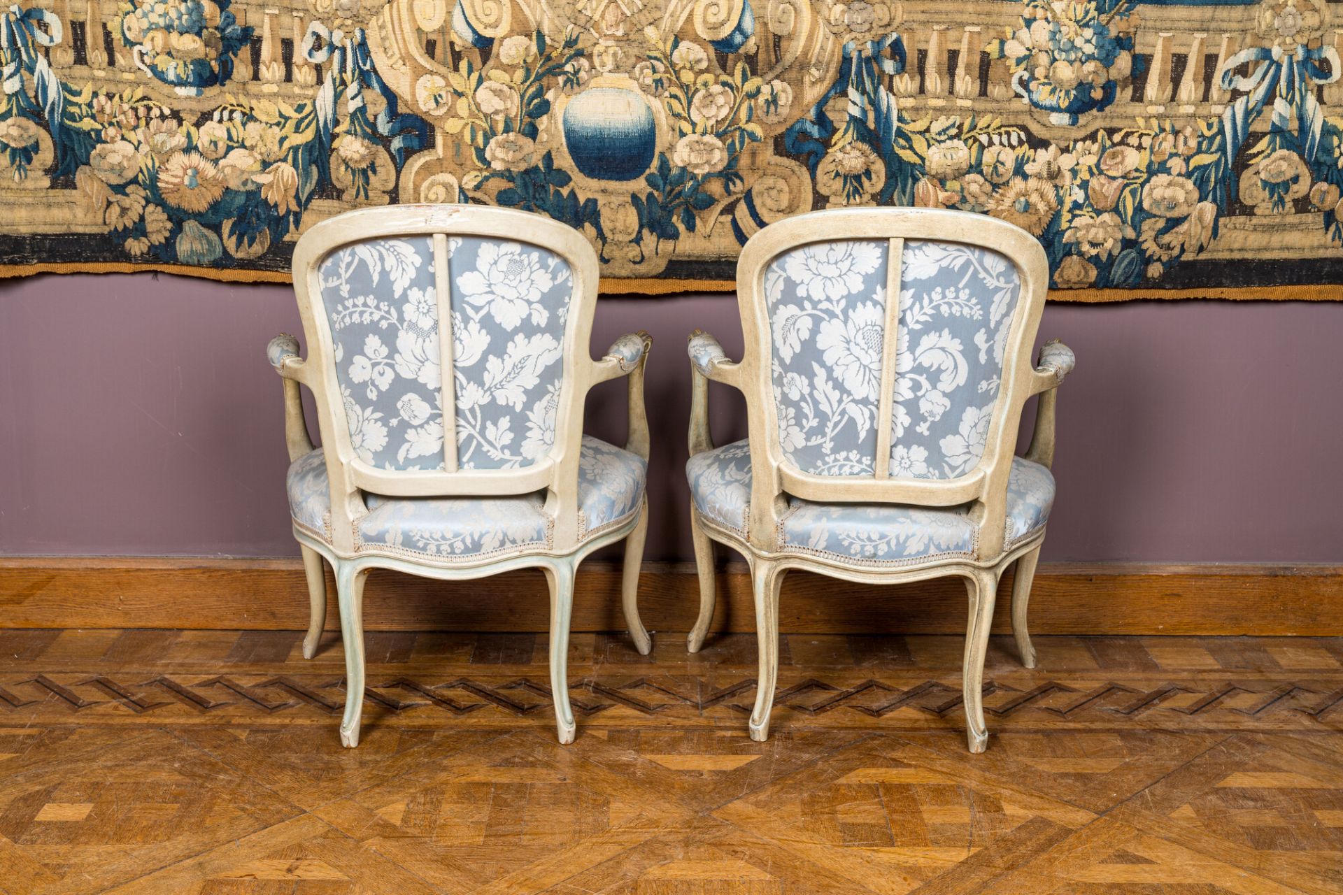 A pair of French Louis XV style patinated wooden armchairs, 20th C. - Bild 3 aus 3