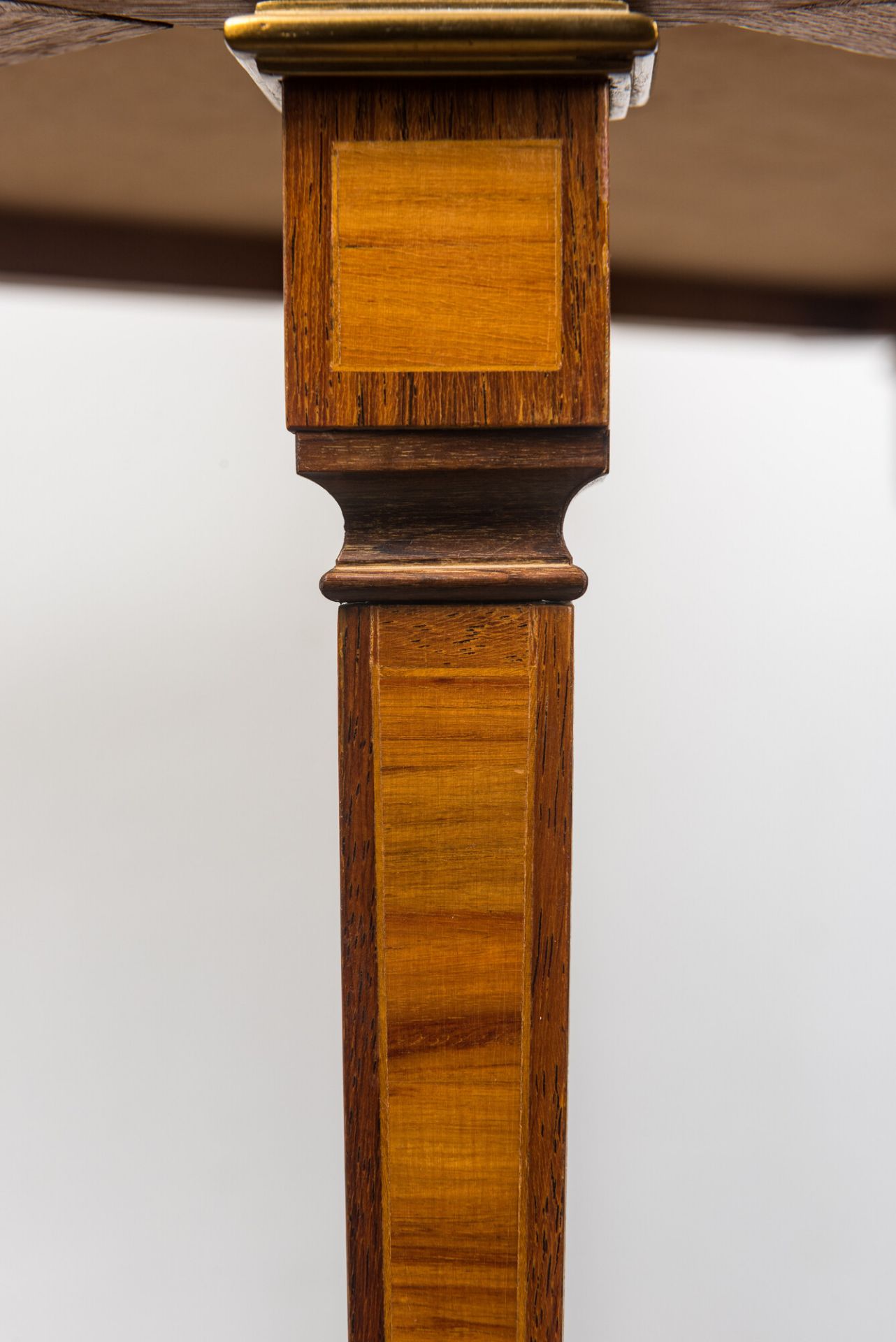 A French marquetry table display mounted with Wedgwood plaques, 2nd half 19th C. - Bild 4 aus 4