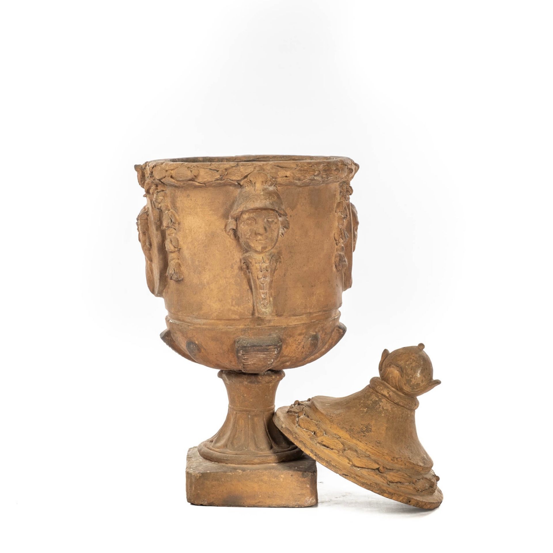 A large terracotta urn and cover with Roman busts and soldier heads, France or Italy, 18/19th C. - Bild 4 aus 5