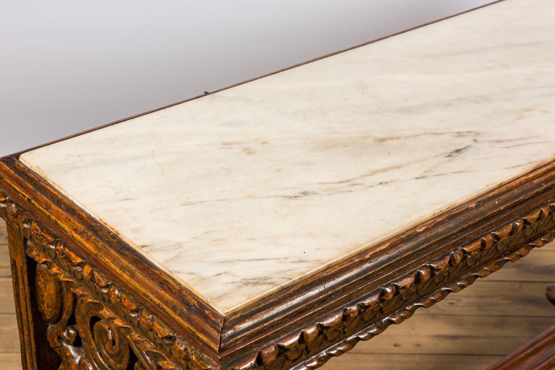 A patinated wooden wall console with marble top, probably Italy, 19th C. - Bild 4 aus 4
