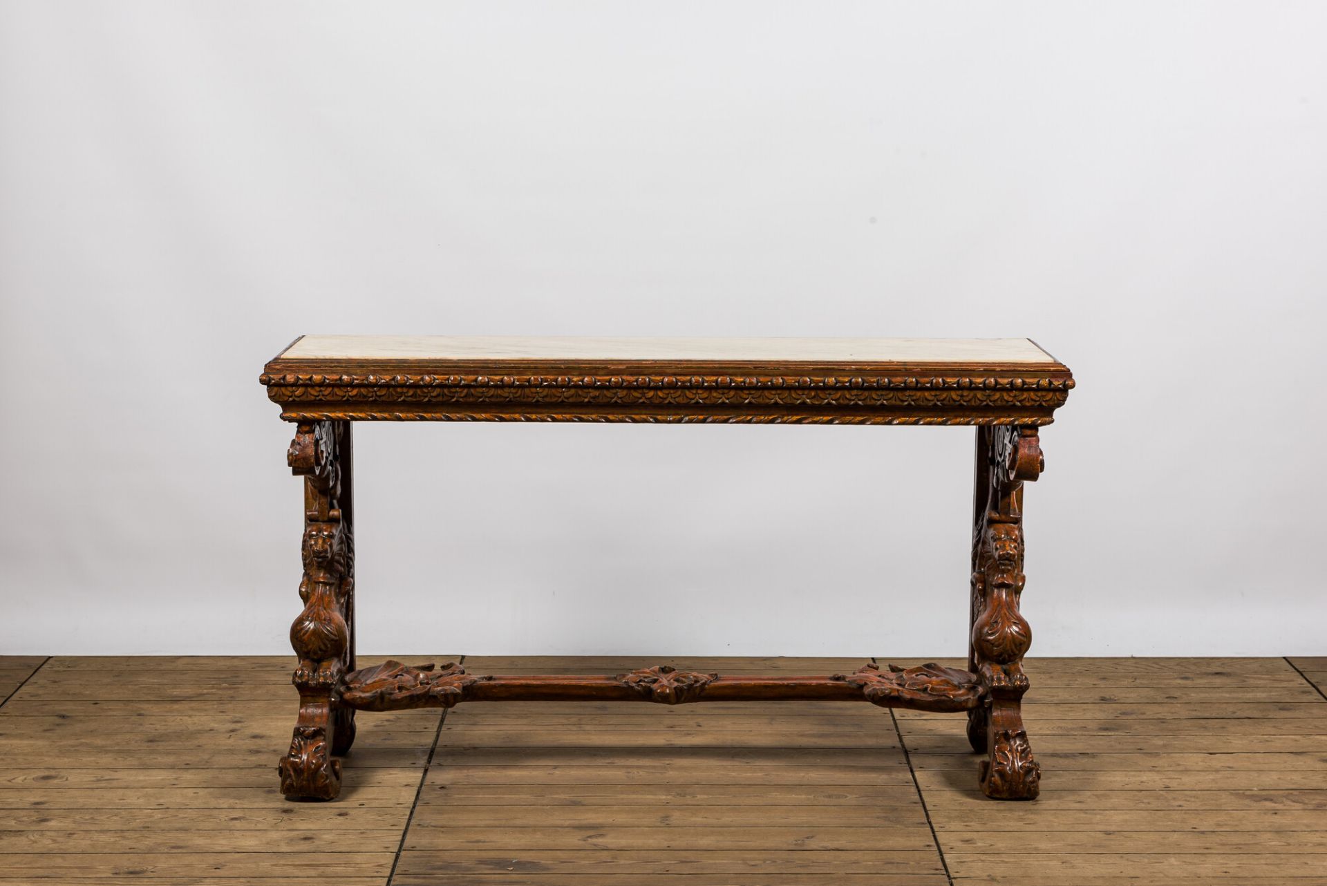 A patinated wooden wall console with marble top, probably Italy, 19th C. - Bild 2 aus 4