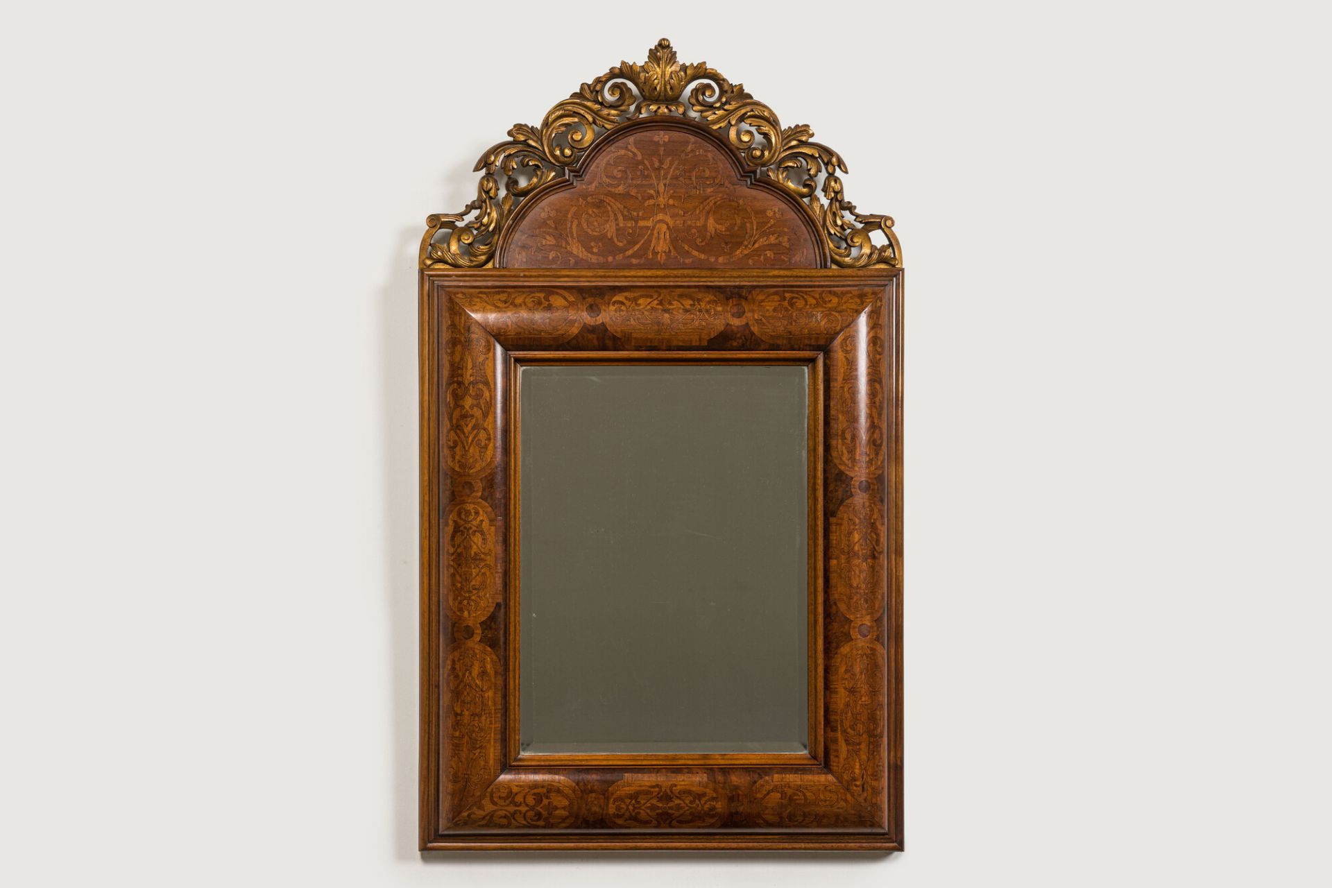 A wooden marquetry mirror with gilt wooden ornamental crown, 19th C. - Bild 4 aus 4