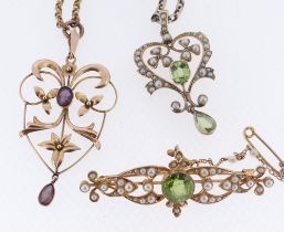 EDWARDIAN JEWELLERY comprising 15ct gold peridot and seed pearl bar brooch, peridot and seedpearl