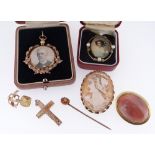 ASSORTED GOLD JEWELLERY comprising 15ct gold Masonic pin, 9ct gold part Masonic charm, 9ct gold