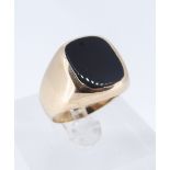 18CT GOLD ONYX RING, stamped '18', ring size S, 8.0gms Provenance: deceased estate Powys,