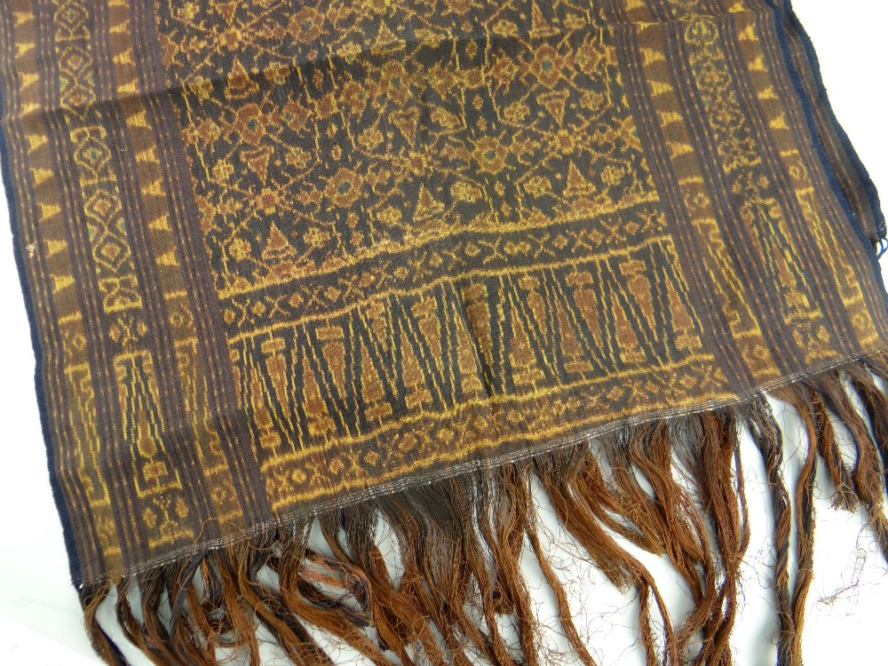 FINE FLORES WARP IKAT LUKA SEMBA (man's shawl), Selenda sinde motif, patola style,170 x 65cms - Image 2 of 3