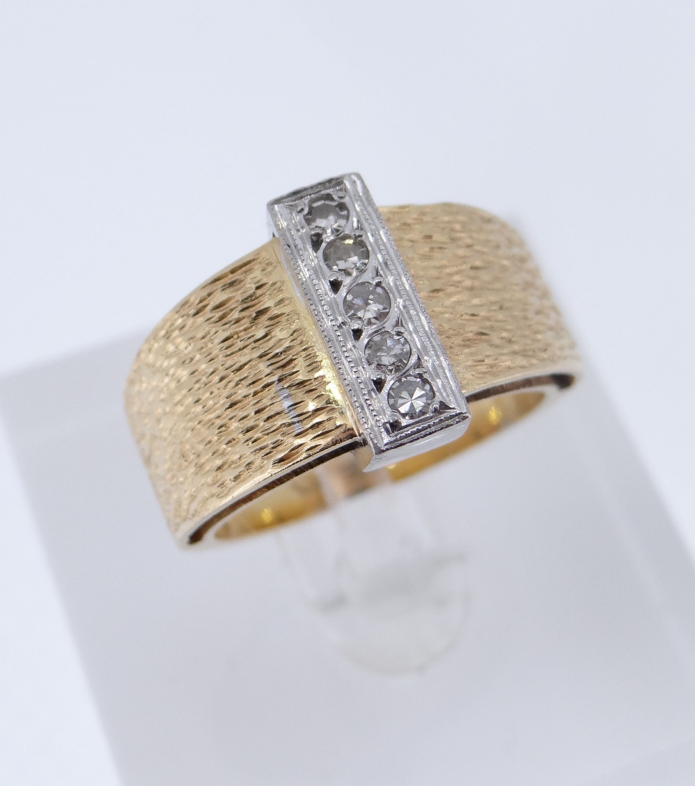 18CT YELLOW & WHITE GOLD FIVE-STONE DIAMOND RING, having textured shank, stamped 'K18', ring size O,