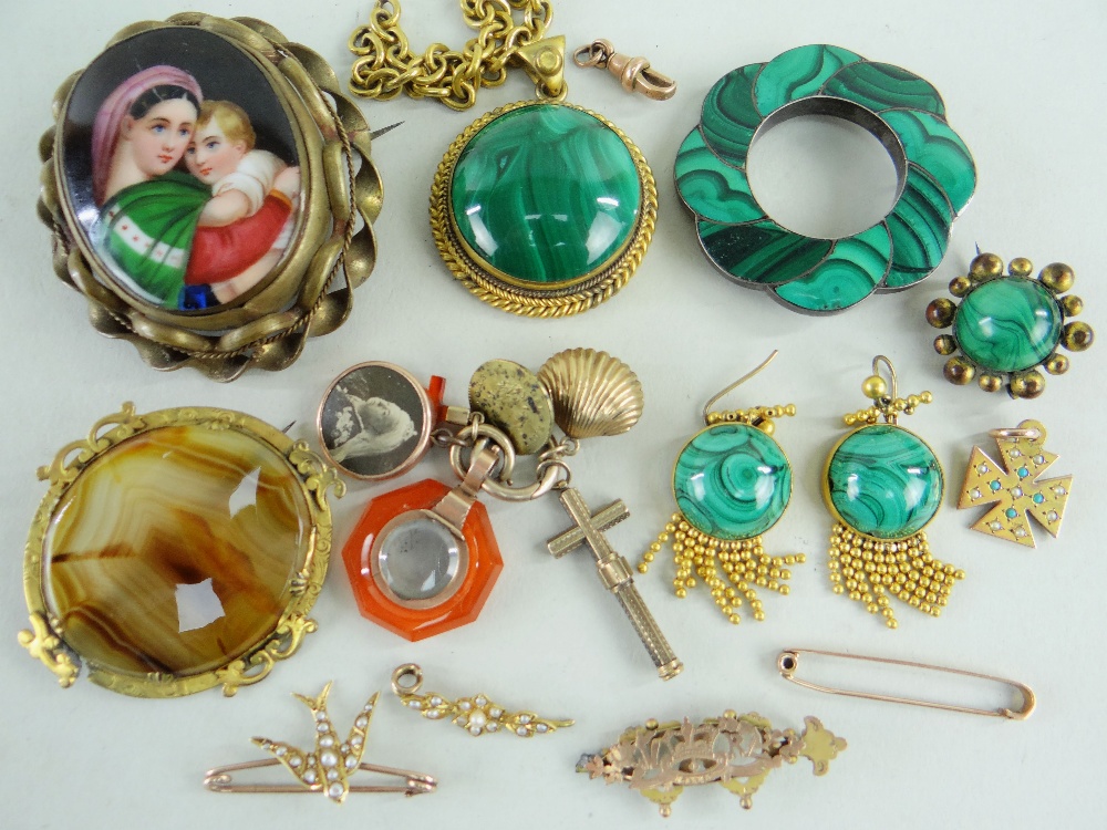 ASSORTED JEWELLERY comprising malachite jewellery, 9ct gold turquoise and seed pearl pendant,