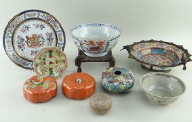 ASSORTED CHINESE POLYCHROME PORCELAIN, including underglaze blue and famille rose bowl on wood