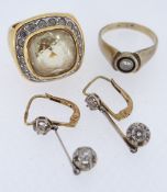 DIAMOND JEWELLERY comprising 14K gold diamond ring and pair of 18k gold diamond earrings, 4.9gms