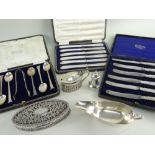 ASSORTED SILVER COLLECTABLES & BOXED CUTLERY / FLATWARE, including a pierced oval dressing table