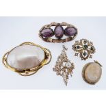 ASSORTED JEWELLERY comprising 15ct gold peridot and seed pearl brooch, cameo pendant, mother of