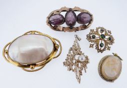 ASSORTED JEWELLERY comprising 15ct gold peridot and seed pearl brooch, cameo pendant, mother of