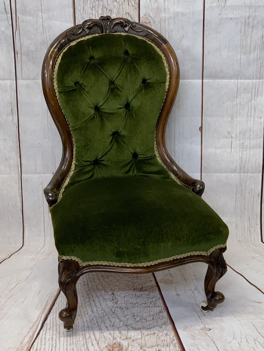 VICTORIAN SIMULATED ROSEWOOD SPOONBACK SALON CHAIR in button back green upholstery having carved