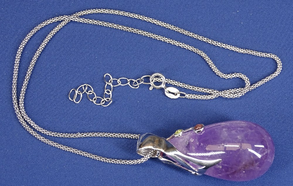 LARGE PEAR SHAPE AMETHYST SILVER MOUNTED PENDANT WITH CHAIN - 28.9grms and a DARK AMBER NECKLACE, - Image 2 of 6