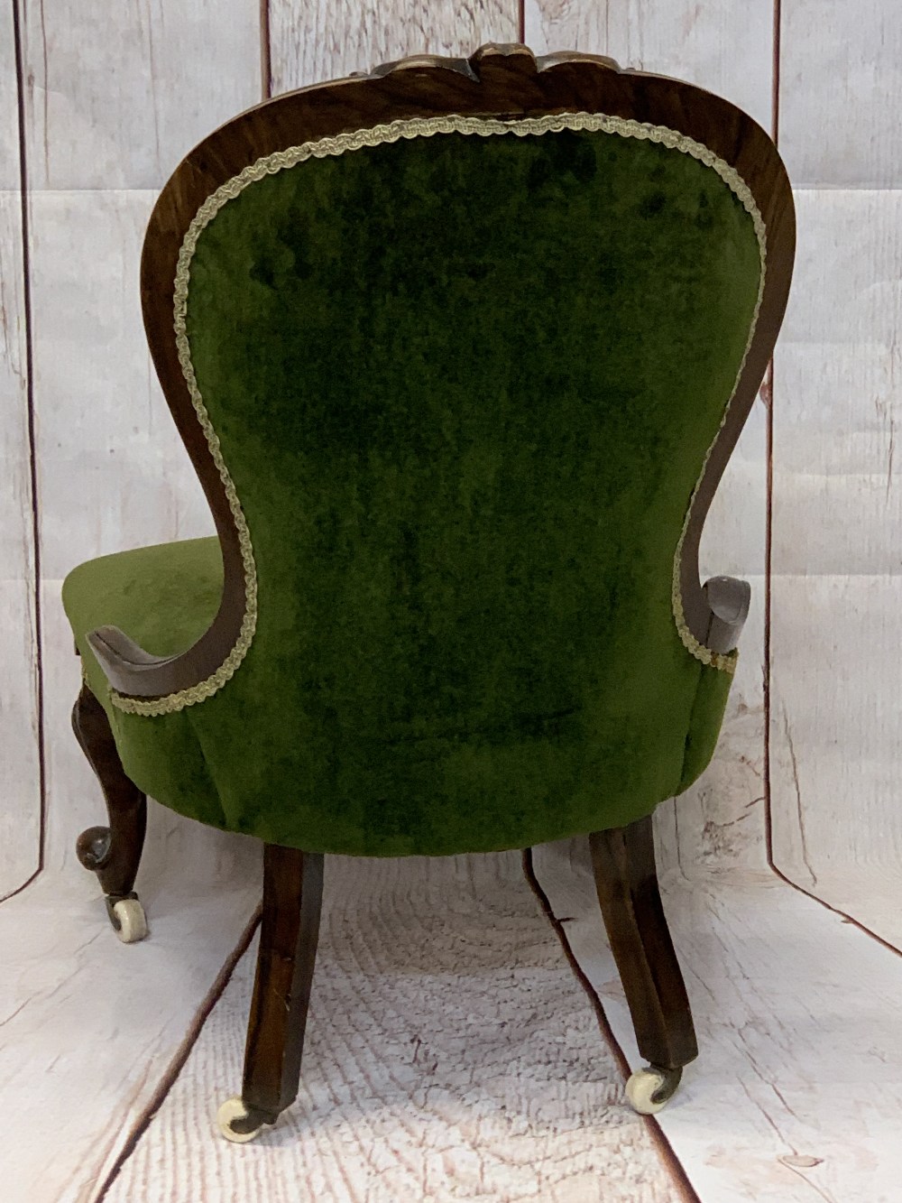 VICTORIAN SIMULATED ROSEWOOD SPOONBACK SALON CHAIR in button back green upholstery having carved - Image 2 of 2