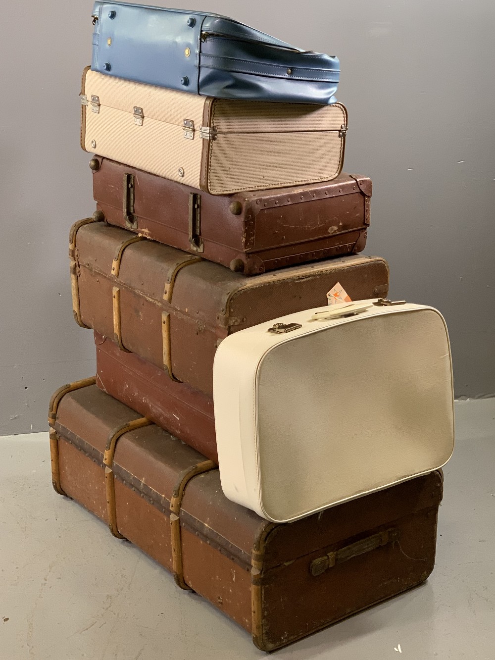 VINTAGE TRUNKS & SUITCASES (7), 32cms H, 92cms W, 54cms D the largest - Image 3 of 3