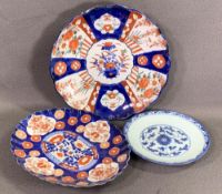 CHINESE BLUE & WHITE DISPLAY PLATE, 19cms diameter and two Imari plates