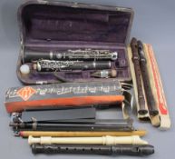 WIND INSTRUMENTS - a mixed collection to include a vintage cased clarinet, four various recorders,