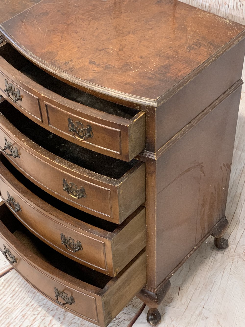 REPRODUCTION WALNUT OCCASIONAL FURNITURE, 3 ITEMS - a bow front chest of four drawers on Queen - Image 3 of 5