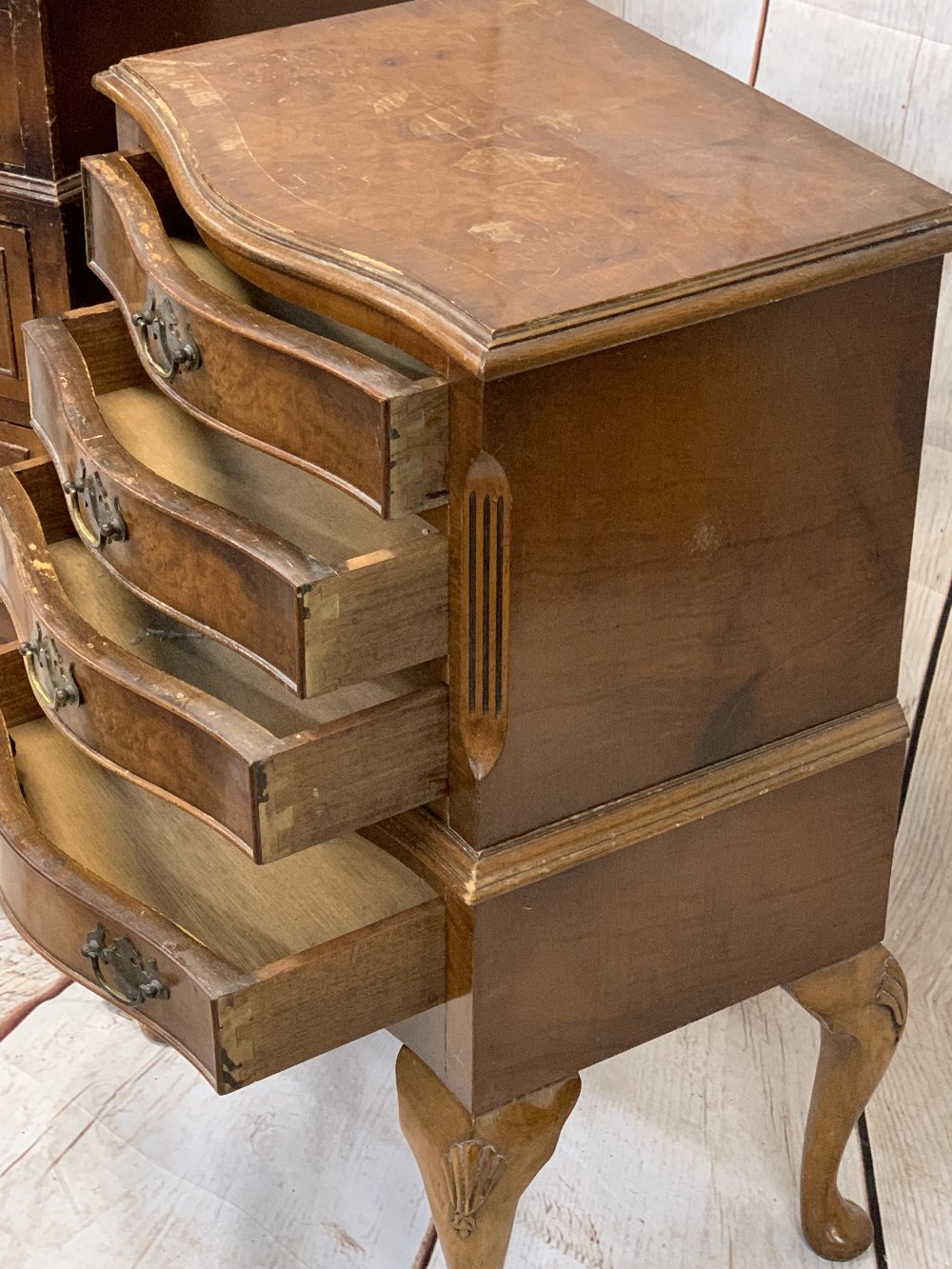 REPRODUCTION WALNUT OCCASIONAL FURNITURE, 3 ITEMS - a bow front chest of four drawers on Queen - Image 2 of 5