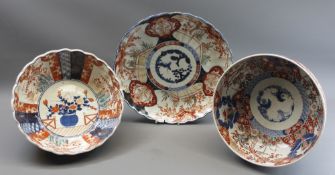 JAPANESE IMARI FRUIT BOWLS (2) and a 30.5cms wall charger, the bowls 10cm heights, 25 and 26cm