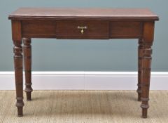 LATE VICTORIAN WALNUT SIDE TABLE with moulded and reeded top above central frieze drawer, with