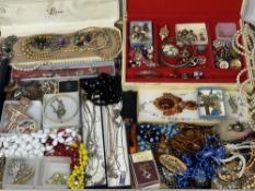 GOOD VINTAGE & LATER COSTUME JEWELLERY with a quantity of empty jewellery boxes to include