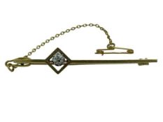 15CT GOLD SOLITAIRE DIAMOND SET BAR BROOCH - the stone 0.15ct approx, 2.8grms