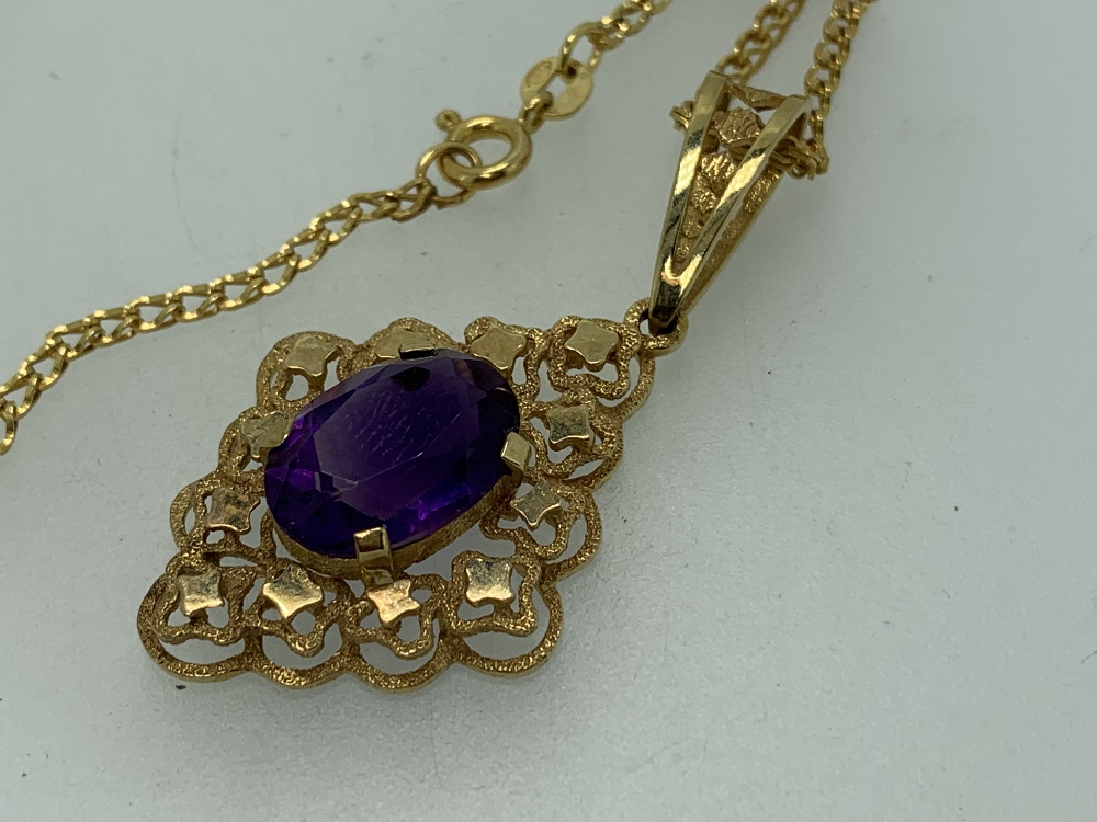 9CT GOLD AMETHYST SET VICTORIAN STYLE PENDANT NECKLACE - having a pierced hanging loop with textured - Image 3 of 3