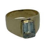 LARGE SIZE 18CT GOLD MEN'S RING - set with rectangular untested but believed Aquamarine stone, 13