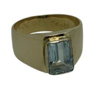 LARGE SIZE 18CT GOLD MEN'S RING - set with rectangular untested but believed Aquamarine stone, 13