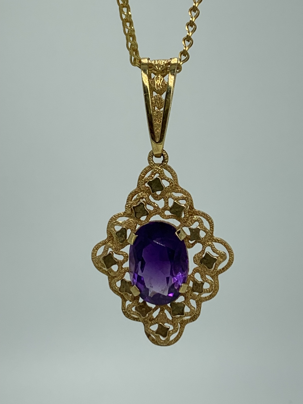 9CT GOLD AMETHYST SET VICTORIAN STYLE PENDANT NECKLACE - having a pierced hanging loop with textured - Image 2 of 3