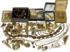 GOLD TONE JEWELLERY COLLECTION to include an unmarked and untested cameo brooch, rolled gold bangle,