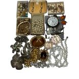 9CT, SILVER & OTHER VICTORIAN & LATER JEWELLERY - to include five pairs of yellow and white 9ct gold