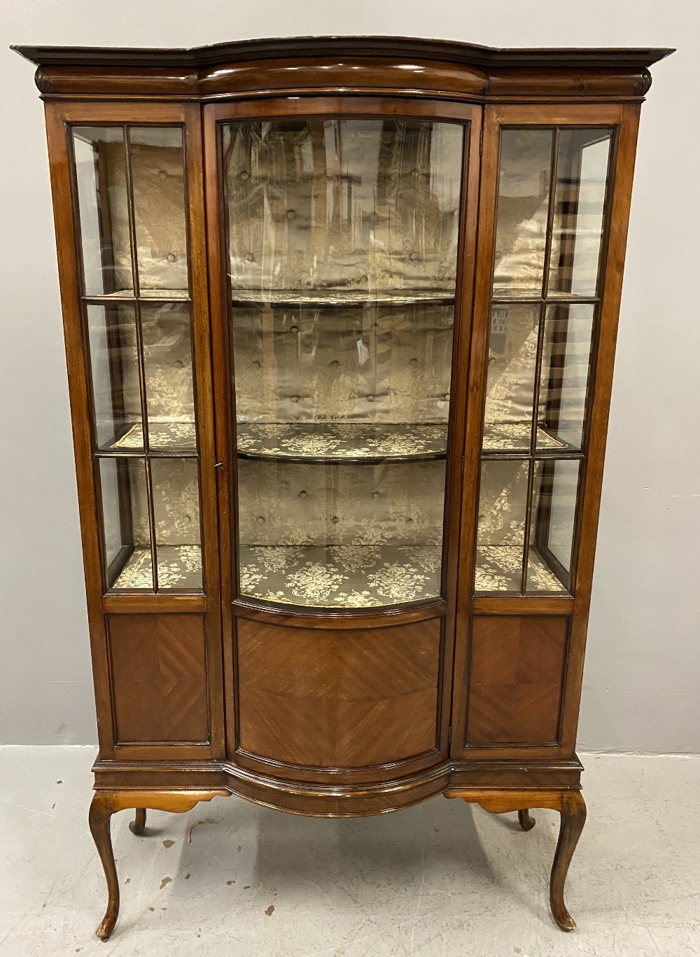 QUALITY EDWARDIAN MAHOGANY CHINA CABINET with single door and bow front on splayed supports, - Image 2 of 5