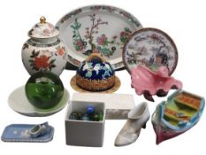 MIXED POTTERY, PORCELAIN & GLASSWARE GROUP to include a reproduction Majolica cheese dome and