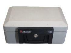 SENTRY 1100 PERSONAL SAFE - lacking key