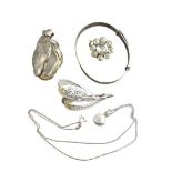 A SMALL PARCEL OF MIXED SILVER JEWELLERY - to include a 935 leaf brooch, 4grms, a fine 925 chain,